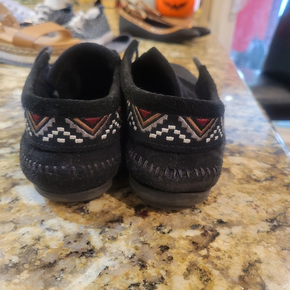 Minnetonka Black Moccasins Size 8 - Picture 3 of 6